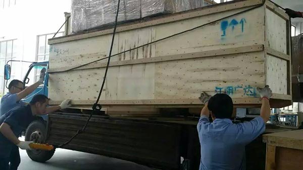 灌裝機打包裝車
